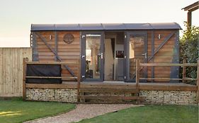 Holly Lodge - Quirky Shepherd'S Hut With Hot Tub - Bespoke Made From A Salvaged Railway Carriage